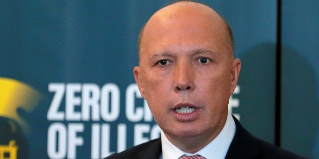 Australian Minister of Home Affairs Peter Dutton speaks next to Sri Lanka's Navy Commander Piyal De Silva during a news conference in Colombo, Sri Lanka June 4, 2019. REUTERS/Dinuka Liyanawatte - RC1550B96A70
