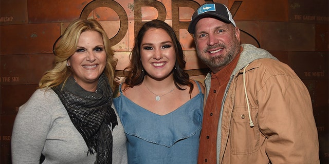 garth brooks daughters triangle necklaces