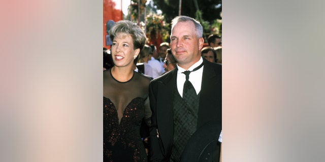 Sandy Mahl and Garth Brooks at the 72nd Annual Academy Awards.