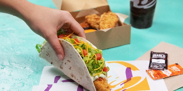 The new Crispy Tortilla Chicken menu item, which the brand describes as “the ultimate Taco Bell twist” on a classic, features all-white meat chicken dunked in a jalapeno buttermilk marinade before being breaded with a “crunchy tortilla chip coating.” It is available in strips, or as the filling in a soft taco.