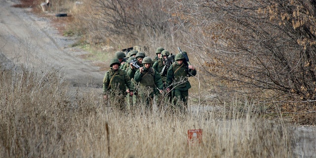 Moscow-backed separatists take their new position. (AP Photo/Alexei Alexandrov)