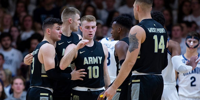 Tommy Funk # 3, Tucker Blackwell # 10 và Matt Wilson # 14 của Army Black Knight đã phản ứng chống lại Villanova Wildcats. (Ảnh của Mitchell Leff / Getty Images)