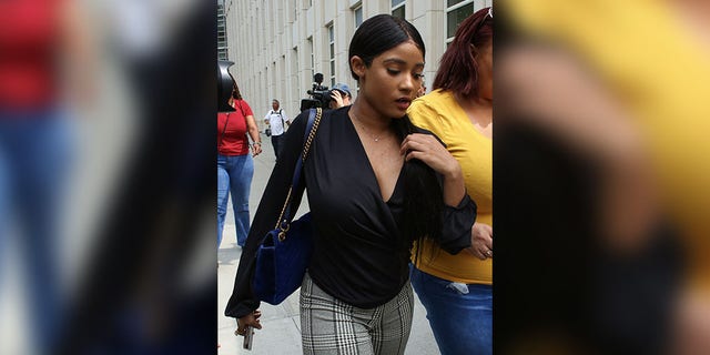 R. Kelly's girlfriend, Jocelyn Savage (L), leaves after a hearing in the racketeering and sex trafficking case of Kelly at Brooklyn federal court on August 2, 2019 in New York. - R&B singer R. Kelly pleaded not guilty in a New York court to federal charges including racketeering that allege he systematically recruited girls for sex while touring.