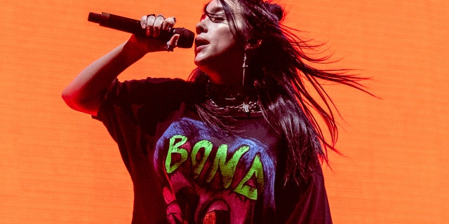 Billie Eilish has defended her decision to wear baggy clothes in public and during onstage appearances.