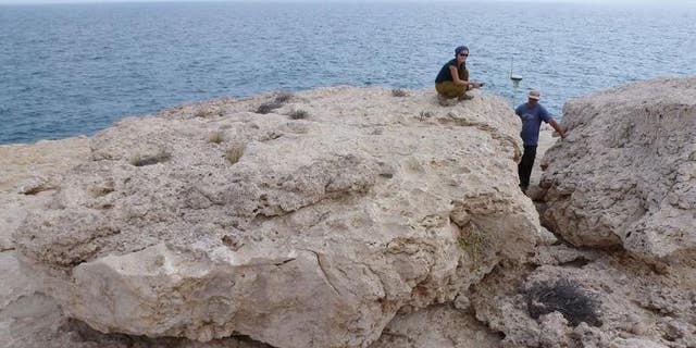The largest of these rocks weighs about 100 metric tons, which is more than a Leopard tank. On the rock: Magdalena Rupprechter, GUtech, Oman; to the right: Gösta Hoffmann, University of Bonn. (Anne Zacke)