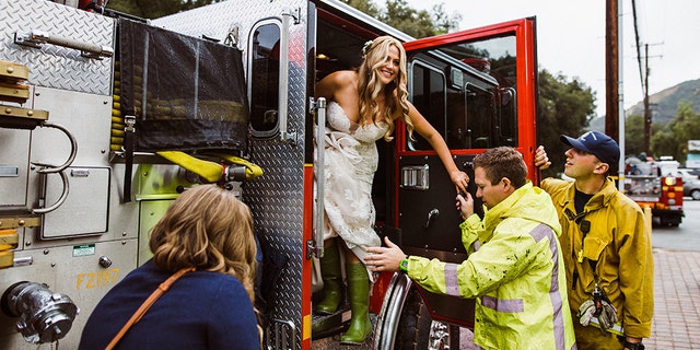 One woman made quite the entrance at her wedding ceremony and spontaneously arrived in firefighter truck with a special escort, thanks to the kindness of a few LACFD officials.