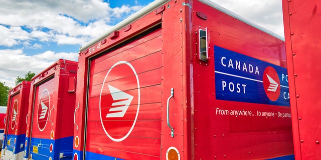 Canada Post trucks that deliver parcels and mail to local residents. (iStock)