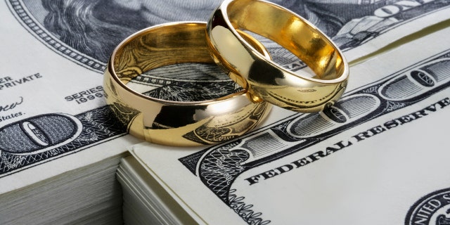 Reddit user says their boss often talks about divorcing, but “he has kids and no prenup, so he ‘can’t afford it.’” (Photo: iStock)