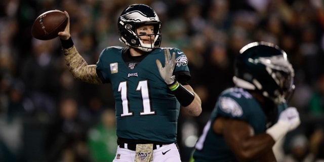 Carson Wentz của Philadelphia Eagles có vẻ sẽ vượt qua trong nửa đầu của một trận bóng đá NFL chống lại New England Patriots, Chủ nhật, ngày 17 tháng 11 năm 2019, tại Philadelphia. (Ảnh AP / Matt Rourke)