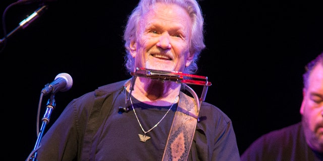 In this April 12, 2019, 파일 사진, Kris Kristofferson performs in concert at The American Music Theatre in Lancaster, 잘. Kristofferson surprised customers when he performed with an acoustic guitar at a North Dakota bar after a band taped a request to the singer-songwriter's tour bus.
