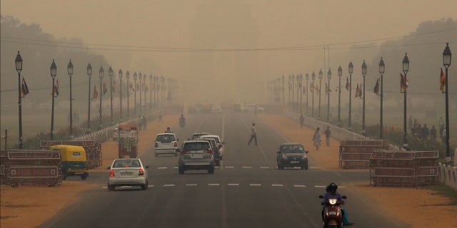 Vehicles drive through smog near India Gate in New Delhi, India, October 30, 2019. REUTERS/Anushree Fadnavis - RC1FC81478B0