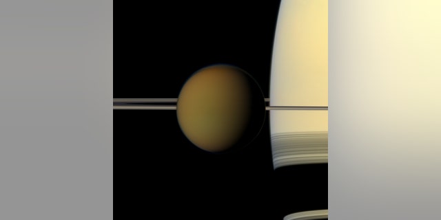 2011年,这张彩色彩色的泰坦巨球从土星及其环上经过,这张照片是NASA卡西尼号飞船的真彩色照片。图片来源:NASA / JPL-Caltech / Space Science Institute