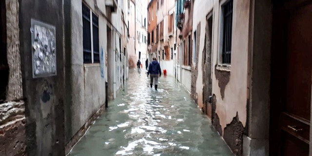 Couple Elizabeth Dale and partner Richard Williams have been caught up in the historic flooding in Venice, claiming the waters had risen at a very fast rate.