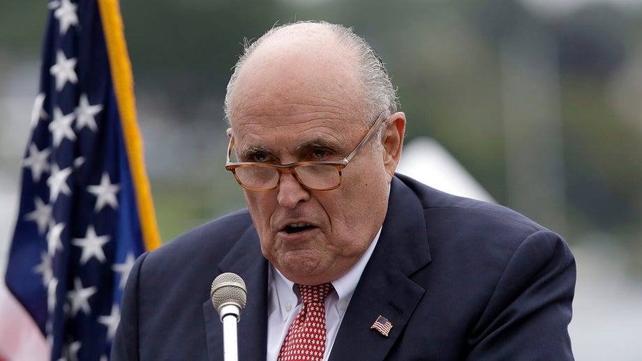 Giuliani, speaking at summit of Iranian dissidents, compares mullahs to the mafia