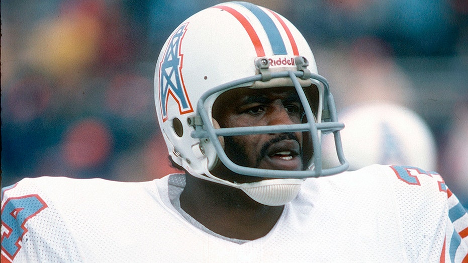 Bruce Matthews of the Houston Oilers looks on during a football game  News Photo - Getty Images