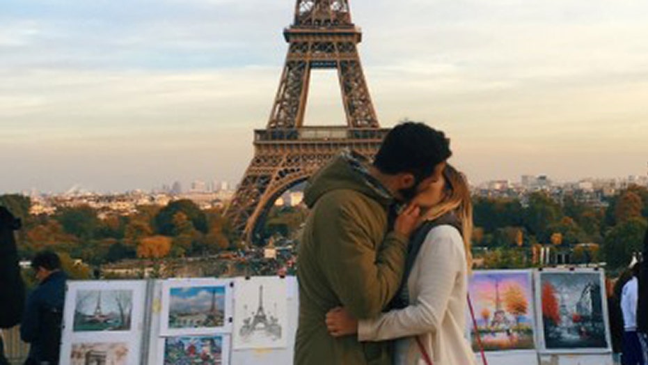 Photos of woman kissing strangers in front of Eiffel Tower ...