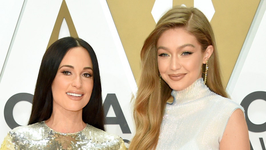 Kacey Musgraves Gigi Hadid Stun On The Cmas Red Carpet