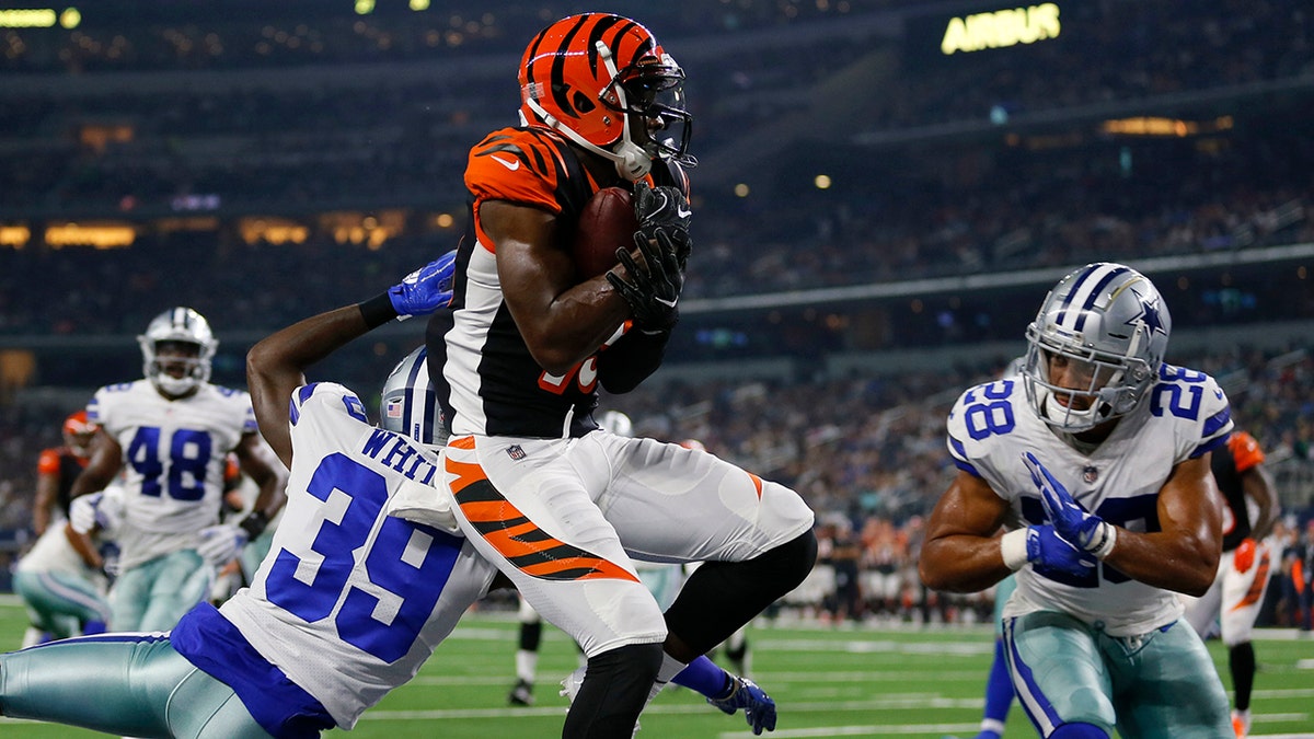 File-This Aug. 18, 2018 file photo shows Cincinnati Bengals wide receiver John Ross, center, making a catch to complete a two point conversion between Dallas Cowboys cornerback Marquez White (39) and safety Jameill Showers (28) during a preseason NFL Football game in Arlington, Texas. (AP Photo/Roger Steinman, File)