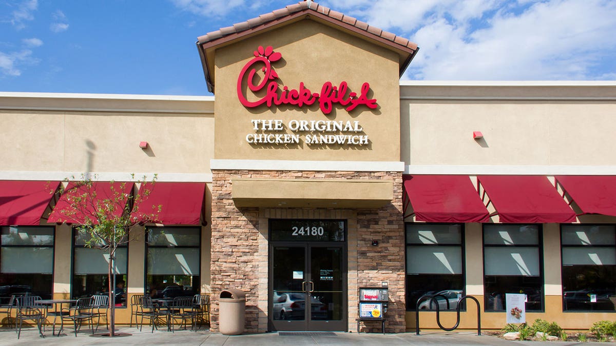 Mendenhall, a real estate agent, was reportedly persuaded to set a record after he became aware of a man in Georgia who ate at Chick-fil-A for 100 consecutive days.