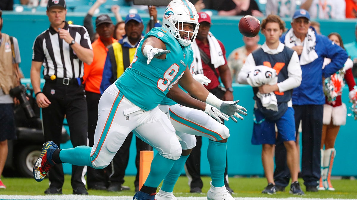 Springfield's Christian Wilkins leads Miami Dolphins' stingy, aggressive  defense in playoff hunt 