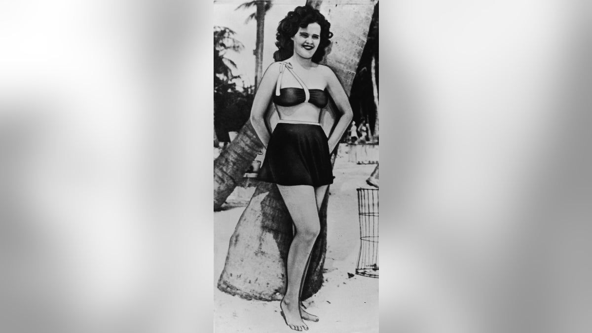 Full-length portrait of aspiring American actress and murder victim Elizabeth Short (1924 - 1947) at the beach, circa 1940s.