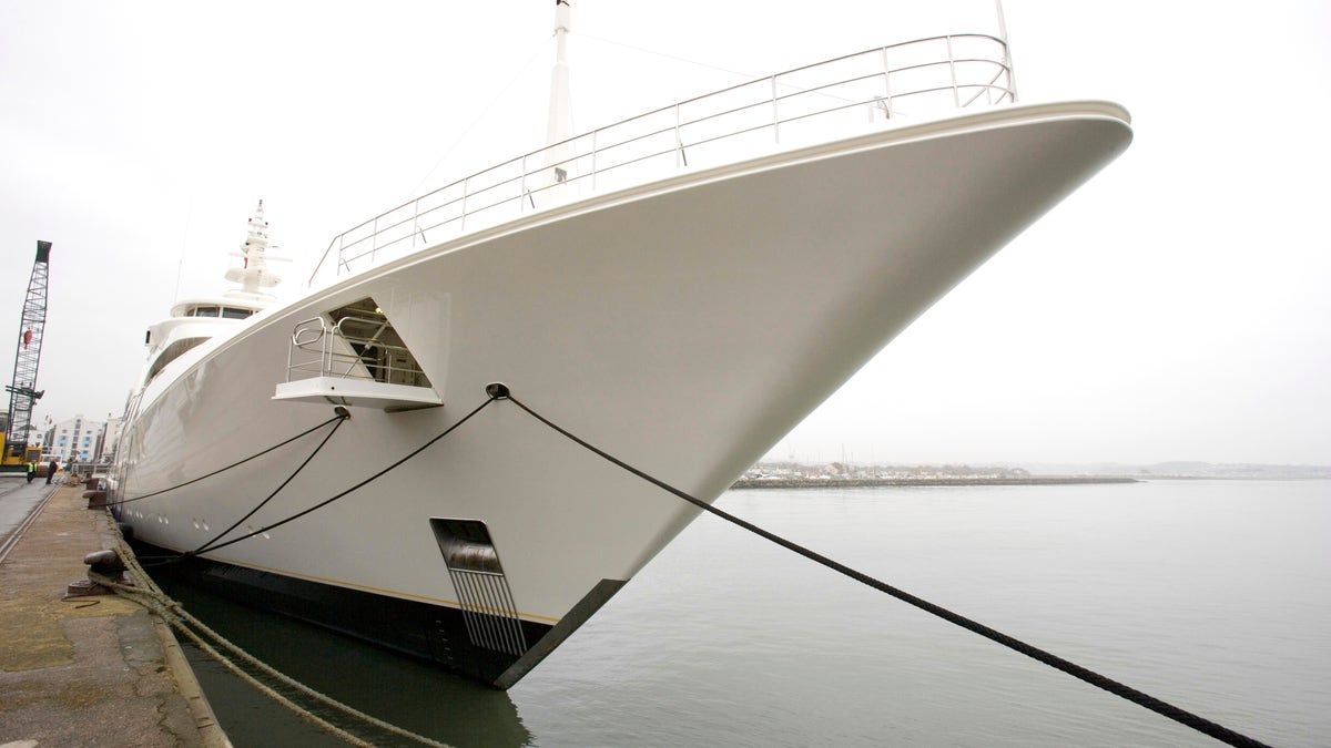 yacht hits bridge in st maarten