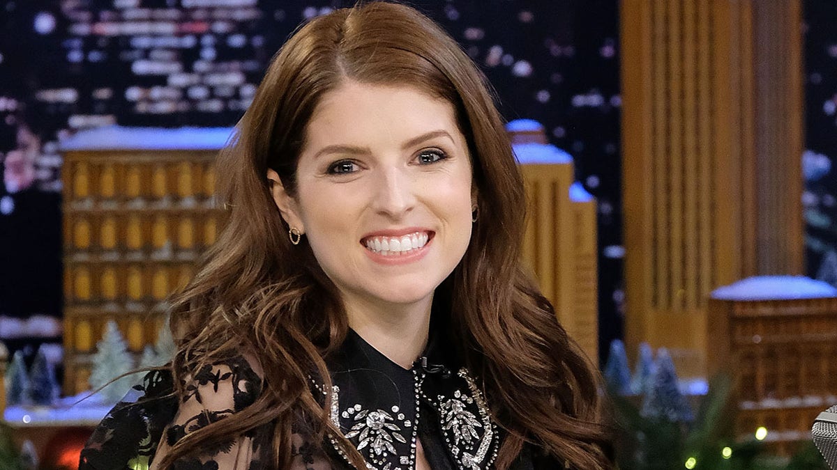 Anna Kendrick Hairystle: down and curly