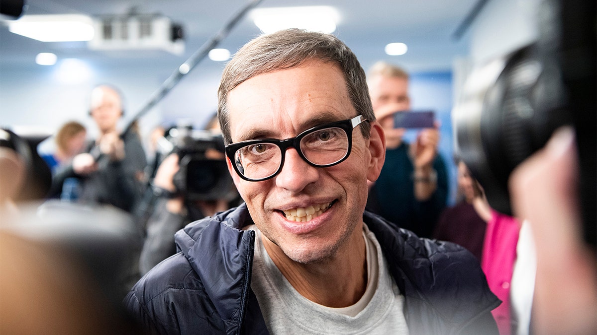 Jens Soering is surrounded by journalists on the PK. 