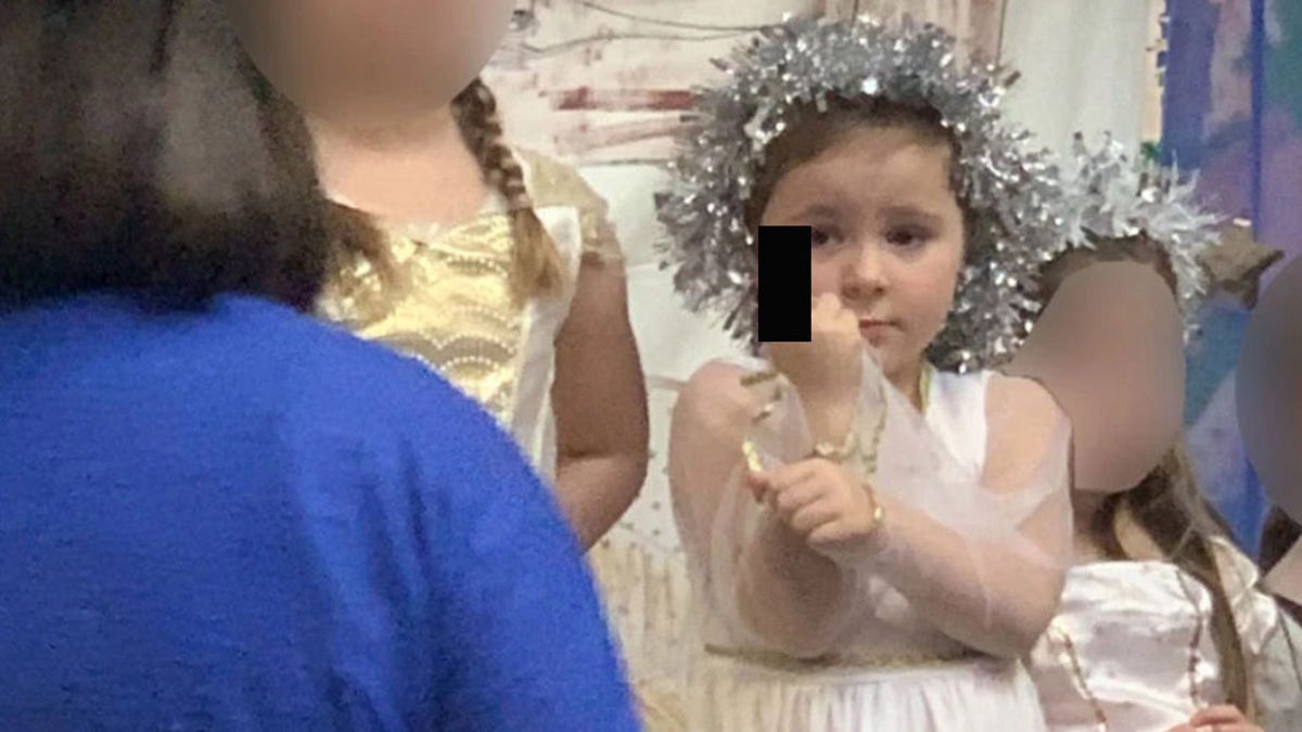 Little girl gives audience the finger