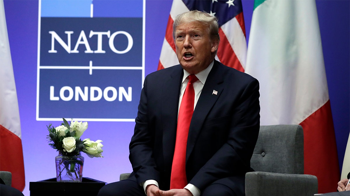 Presiden Donald Trump berbicara saat bertemu dengan Perdana Menteri Italia Giuseppe Conte selama KTT NATO di The Grove, Rabu, 4 Desember 2019, di Watford, Inggris. 