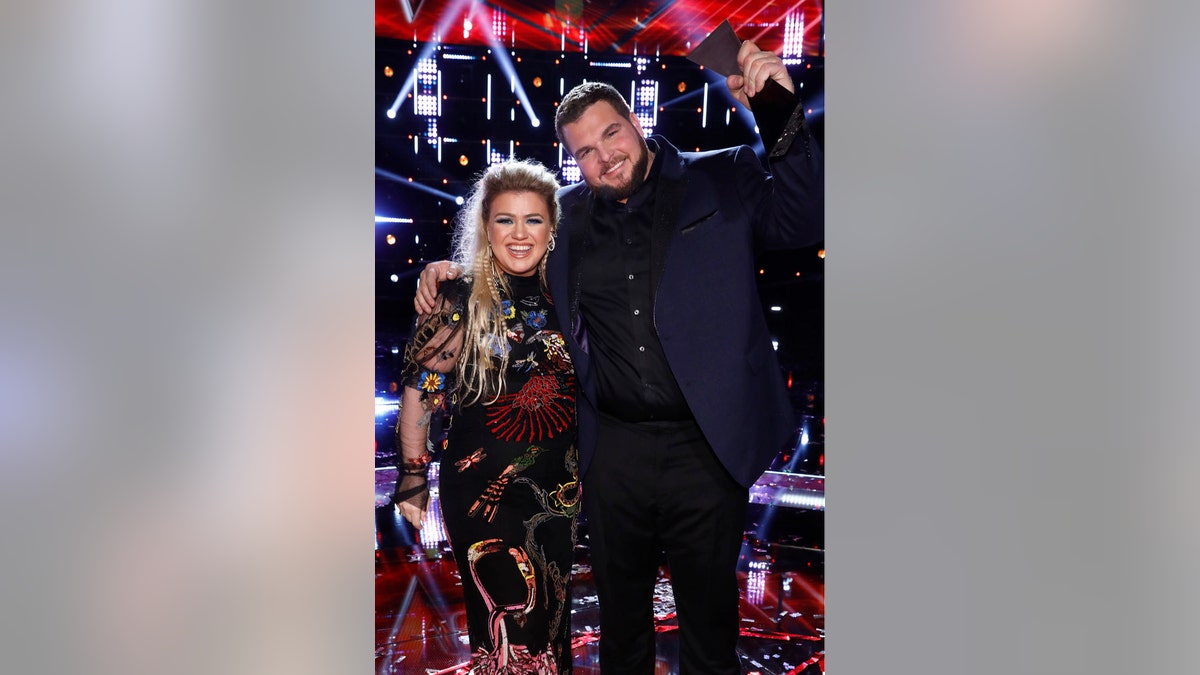 Jake Hoot, with coach Kelly Clarkson, won Season 17 of 'The Voice.'​​​​​