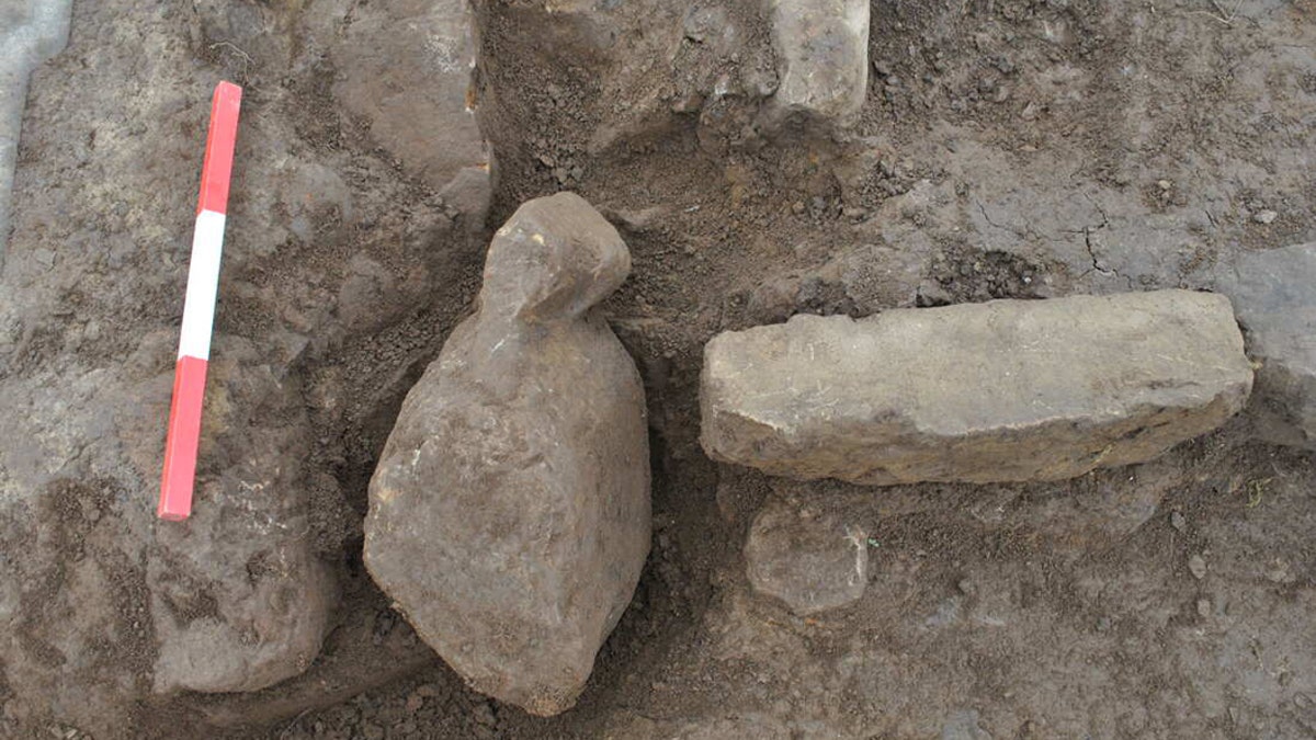 One of the figurines in situ next to the hearth. Finstown. (Credit: ORCA Archaeology)