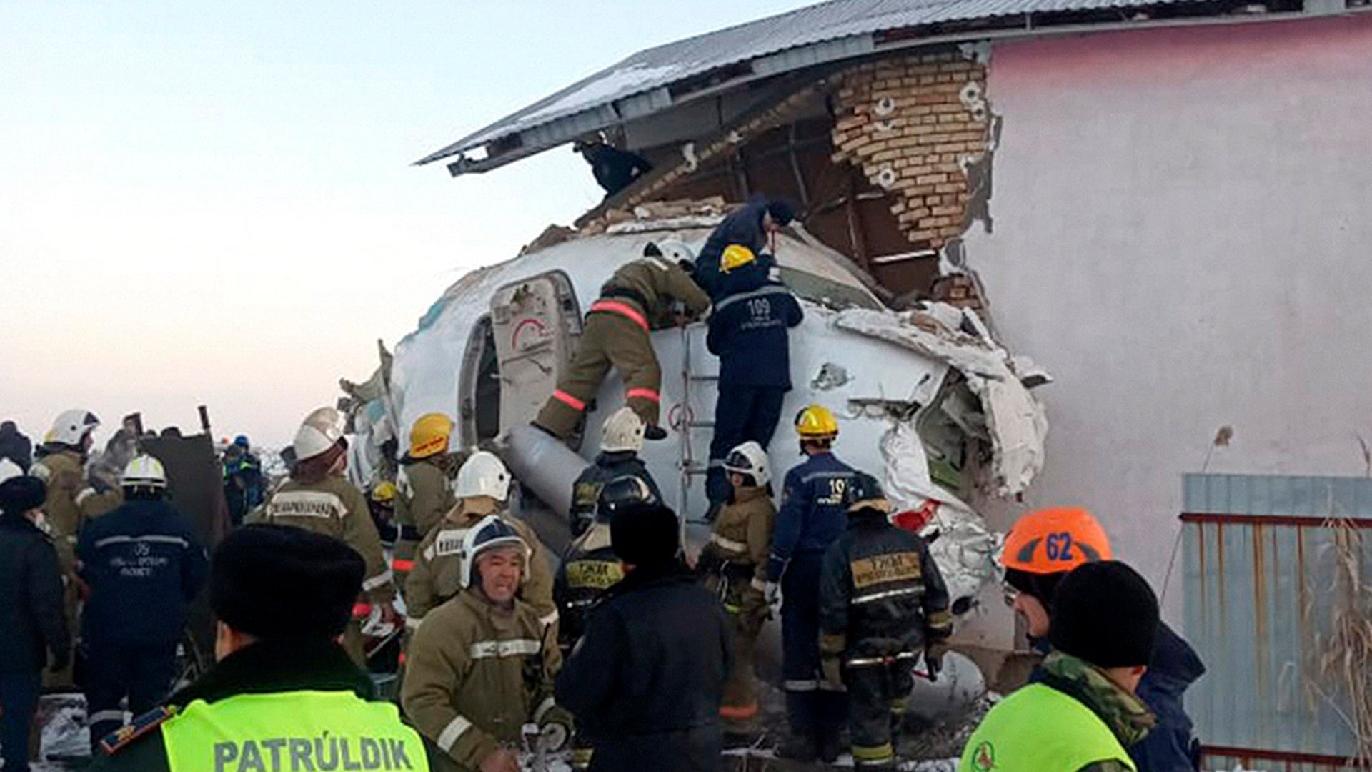 Какой самолет упал сегодня. Авиакатастрофа в Алма Ате 2019. Катастрофа Fokker 100 под Алма-атой. 27 Декабря 2019 авиакатастрофа Казахстан.