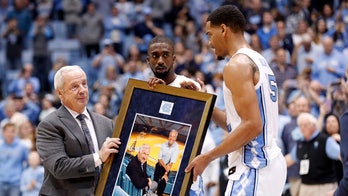 Robinson leads Tar Heels as Williams gets win No. 879