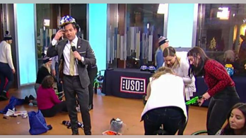ӣ����Ƶ staffers build bikes for USO's operation 'That's My Ride'