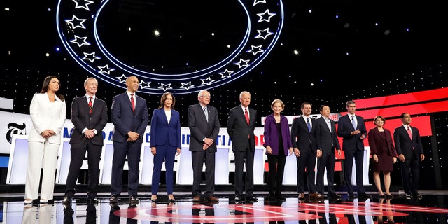 Les candidats démocrates à la présidentielle debout sur scène avant un débat en 2019.