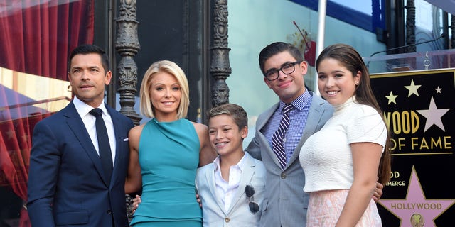 (L-R) Mark Consuelos, Kelly Ripa, sons Joaquin Consuelos, Michael Consuelos, and daughter Lola Consuelos.