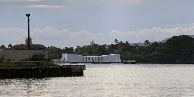 El USS Arizona Memorial se puede ver desde el Pearl Harbor National Memorial el miércoles 4 de diciembre de 2019 en Honolulu.