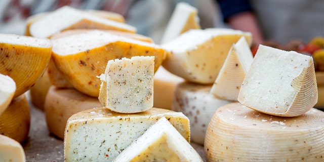 Manuela Kragler is still allowed to vocally badmouth the Tölzer Kasladen cheese shop, but she can't put her complaints on stickers and plaster them across town, the court ruled.
