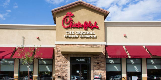 Mendenhall, a real estate agent, was reportedly persuaded to set a record after he became aware of a man in Georgia who ate at Chick-fil-A for 100 consecutive days.