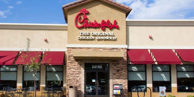 Mendenhall, a real estate agent, was reportedly persuaded to set a record after he became aware of a man in Georgia who ate at Chick-fil-A for 100 consecutive days.