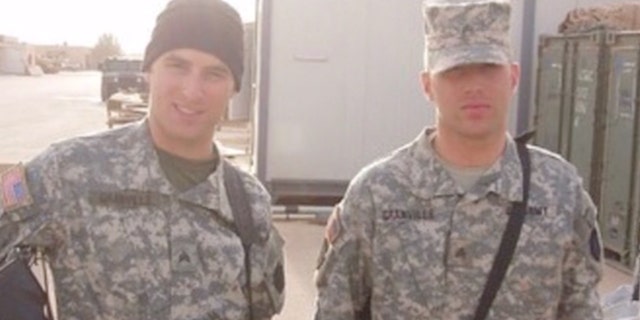 얼 그랜빌은 2002 년 영구 자유 작전 중 이라크에서 싸웠다. 그는 그의 동생 조와 함께 사진입니다. (얼 그랜빌의 의례)