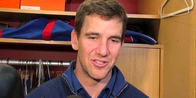 El mariscal de campo de los New York Giants, Eli Manning, habla con los medios el 30 de diciembre de 2019 en East Rutherford, Nueva Jersey.