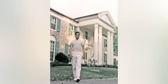 MEMPHIS, TN - CIRCA 1957: Rock and roll singer Elvis Presley strolls the grounds of his Graceland estate in circa 1957. (Photo by Michael Ochs Archives/Getty Images)