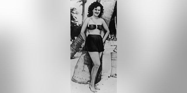 Full-length portrait of aspiring American actress and murder victim Elizabeth Short (1924 - 1947) at the beach, circa 1940s.