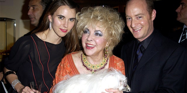 Elizabeth Taylor (center) with her granddaughter Naomi Wilding and Tim Mendelson.