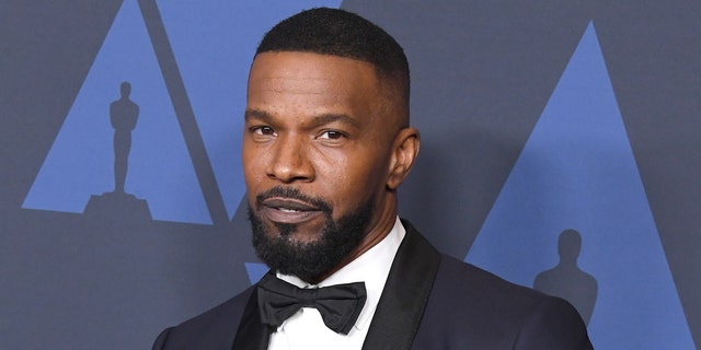 Jamie Foxx pulls a man out of a burning car after a car accident.