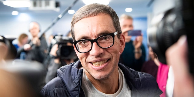 Jens Soering is surrounded by journalists on the PK.