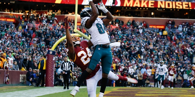 Philadelphia Eagles wide receiver Greg Ward (84) beat out Washington Redskins cornerback Josh Norman (24) to catch a touchdown pass in the second half of Sunday's game. The Eagles won 37-27. (AP Photo/Alex Brandon)