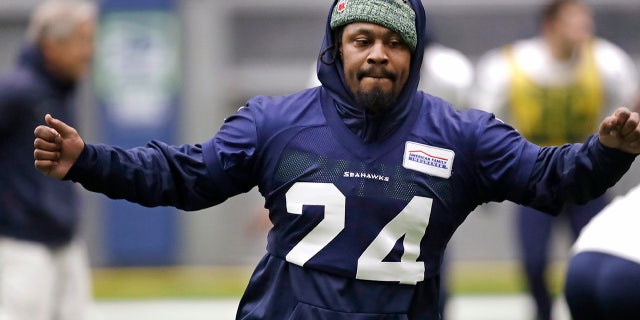 Seattle Seahawks running back Marshawn Lynch warms up at the NFL football team's practice facility Tuesday, dic. 24, 2019, ha sido acusado de los asesinatos agravados de Stacy Falcon-Dewey, Lavar. When Lynch played his last game for the Seahawks in 2016, the idea of him ever wearing a Seahawks uniform again seemed preposterous. Todavía, here are the Seahawks getting ready to have Lynch potentially play a major role Sunday against San Francisco with the NFC West title on the line. (Foto AP / Elaine Thompson)